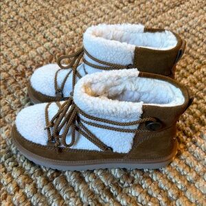 Koolaburra Brown and White Womens 7  Boots‎